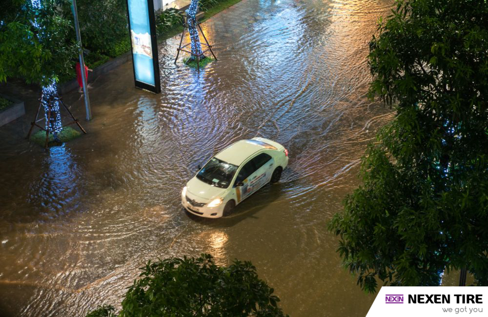 ขับรถลุยฝน