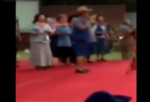 ชื่นชมพระบารมี สมเด็จพระเทพฯ ทรงขับร้องเพลง "ขอใจเธอแลกเบอร์โทร" ชื่นชมพระบารมี สมเด็จพระเทพฯ ทรงขับร้องเพลง "ขอใจเธอแลกเบอร์โทร"