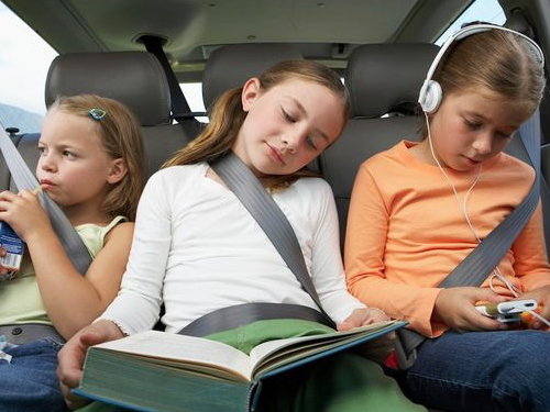เด็กนั่งกลางที่เบาะหลังรถ มีแนวโน้มเป็นผู้ใหญ่ที่ประสบความสำเร็จ
